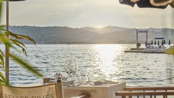 2 restaurants servant le déjeuner, spécialités Cuisine méditerranéenne