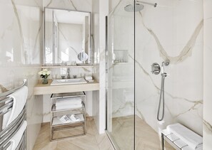 Family Suite | Premium bedding, minibar, in-room safe, individually decorated - Hotel Belles Rives (Antibes)