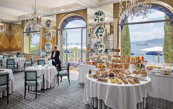 Daily buffet breakfast for a fee