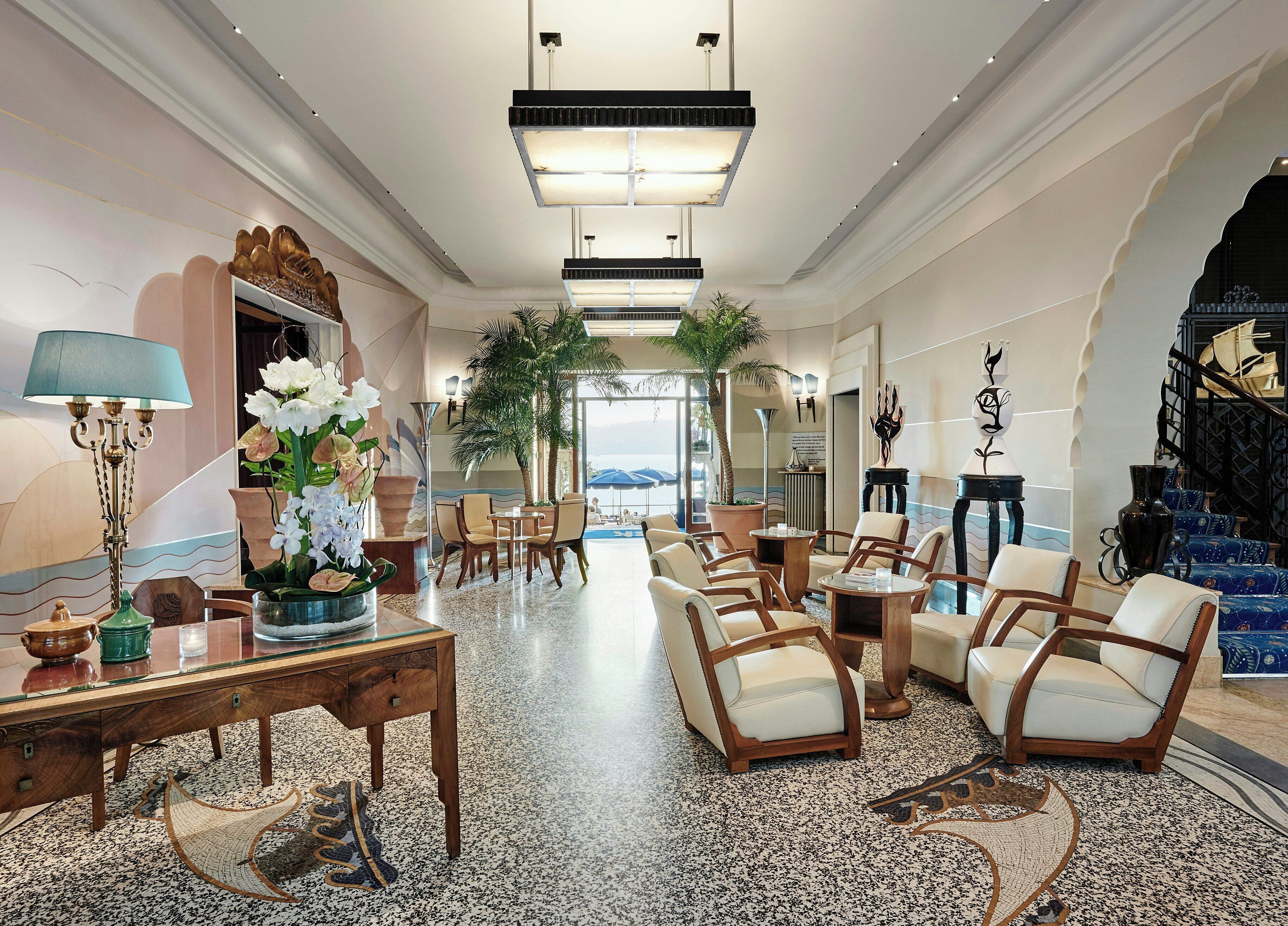 Lobby lounge