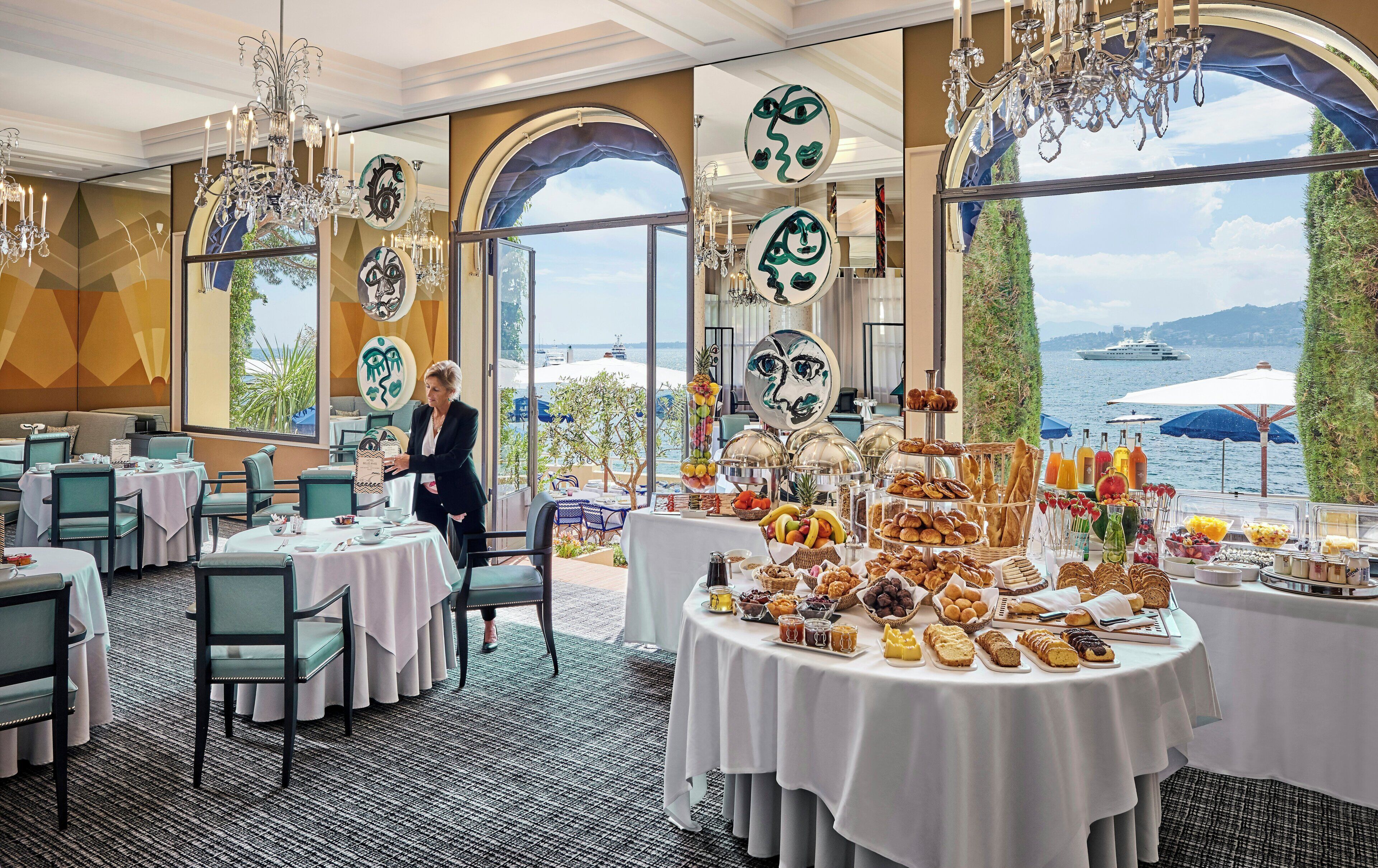 Petit déjeuner buffet servi tous les jours en supplément