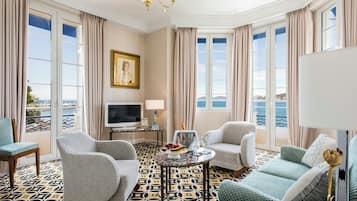 Suite, vista al mar | Ropa de cama de alta calidad y minibar