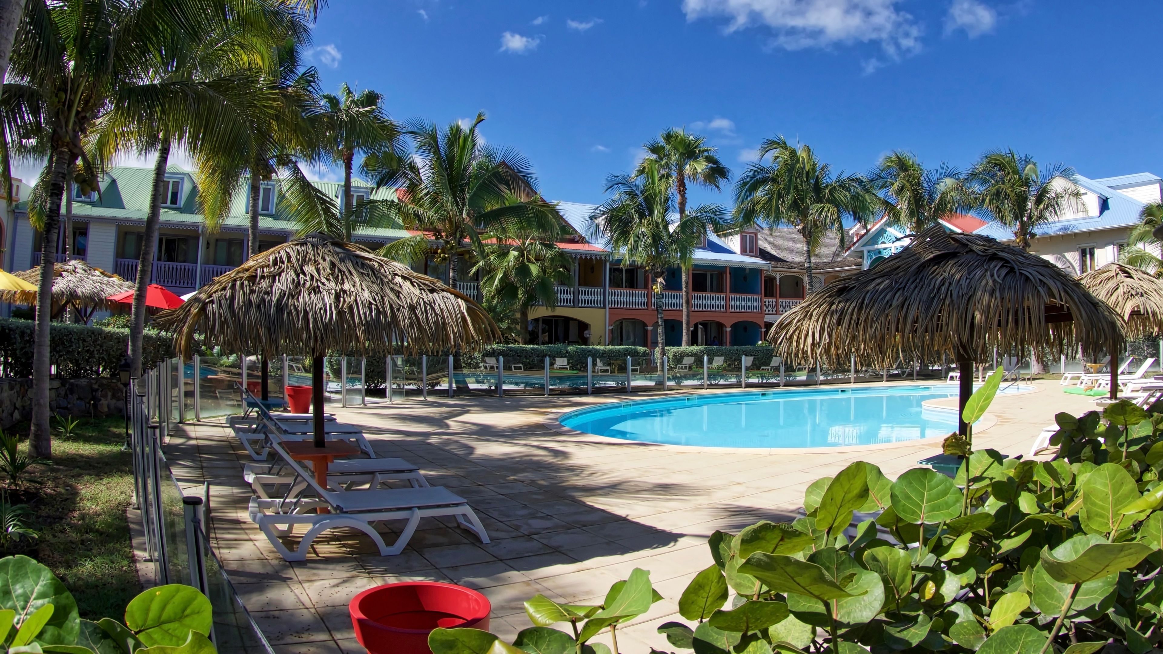 Utomhuspool, parasoller och solstolar