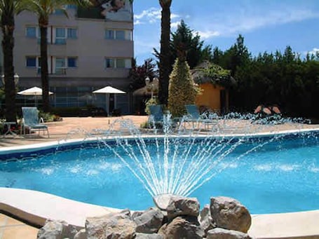Seasonal outdoor pool. Hotel Air Penedès