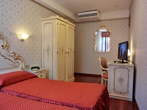 Triple Room | In-room safe, desk, soundproofing, rollaway beds - Hotel Diana (Venice)
