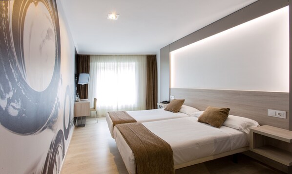 Chambre double | Literie de qualité, bureau, espace de travail pour ordinateurs portables