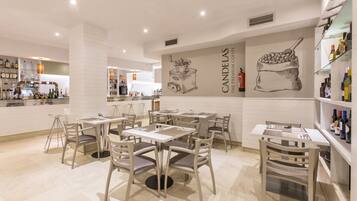 Dagelijks ontbijtbuffet (EUR 7.5 per persoon)