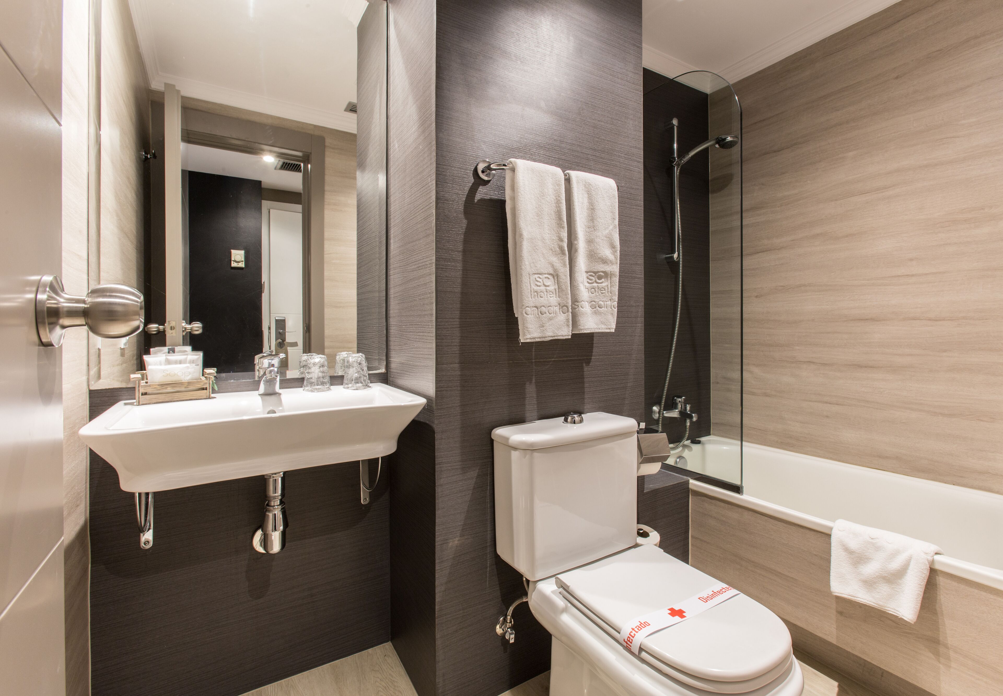 rainfall showerhead, hair dryer, towels