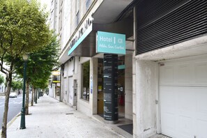 A hotel entrance with a sign reading "Hotel Alda San Carlos."