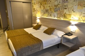 Dreibettzimmer | Hochwertige Bettwaren, Schreibtisch, laptopgeeigneter Arbeitsplatz