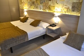 Habitación triple | Ropa de cama de alta calidad y escritorio