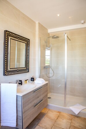 Duplex (Triple Room) | Bathroom | Free toiletries, hair dryer, towels - Moulin D Hauterive (Saint-Gervais-en-Valliere)