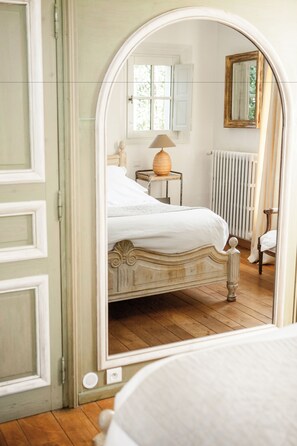 Suite | Luxe beddengoed, een minibar, een kluis op de kamer, een bureau