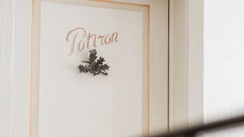 Una porta con la scritta "Potiron" e una foglia decorativa.