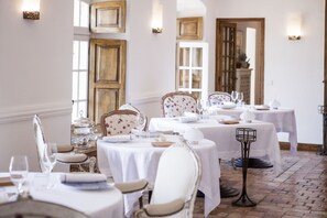 Petit-déjeuner, déjeuner et dîner servis sur place, vue sur le jardin