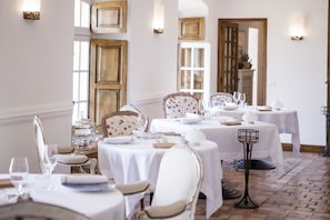Petit déjeuner, déjeuner et dîner servis sur place, vue sur le jardin