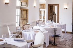 Petit-déjeuner, déjeuner et dîner servis sur place, vue sur le jardin