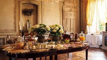 Der serveres morgenmad, aftensmad og franske retter