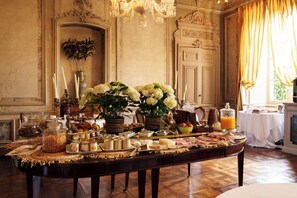 Breakfast and dinner served, French cuisine