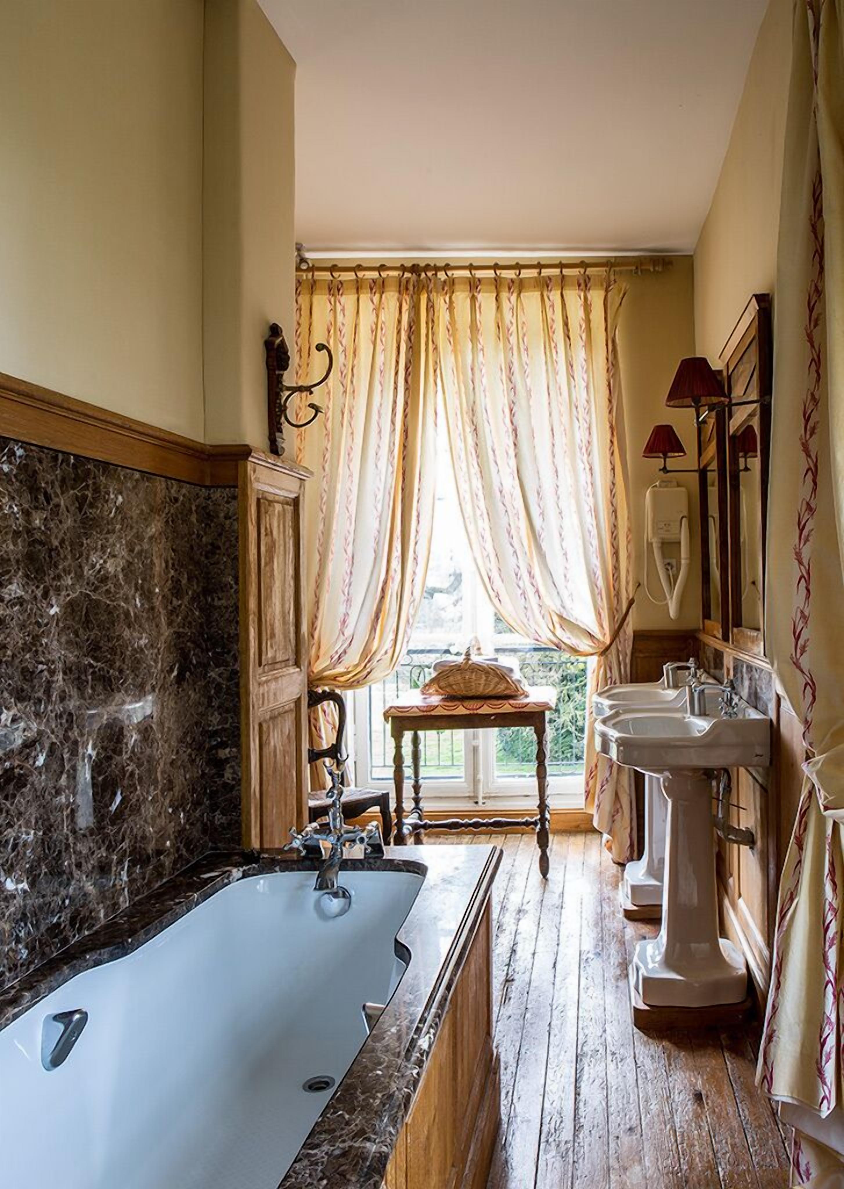 小型套房 | 浴室 | 独立的浴缸和淋浴、深泡浴缸、大花洒淋浴喷头、名牌洗护用品