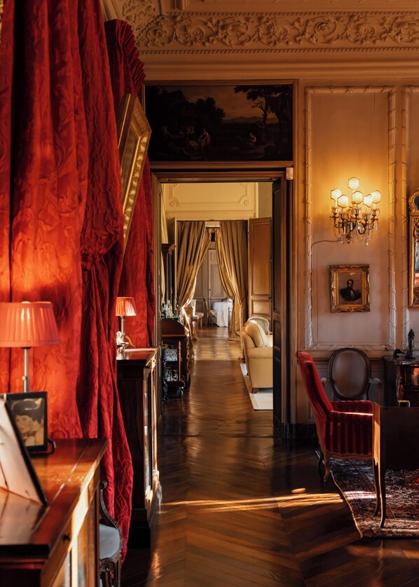 Une chambre d’hôtel luxueuse, dotée d’un vaste hall, d’une décoration raffinée et de meubles élégants.