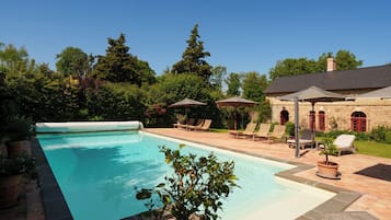 Una piscina al aire libre (de 09:00 a 19:00), tumbonas