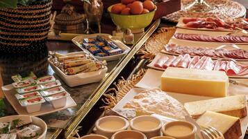 Café da manhã com buffet todos os dias (EUR 18 por pessoa)
