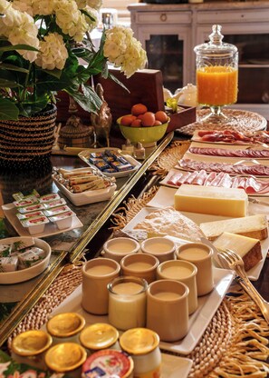 Daily buffet breakfast for a fee