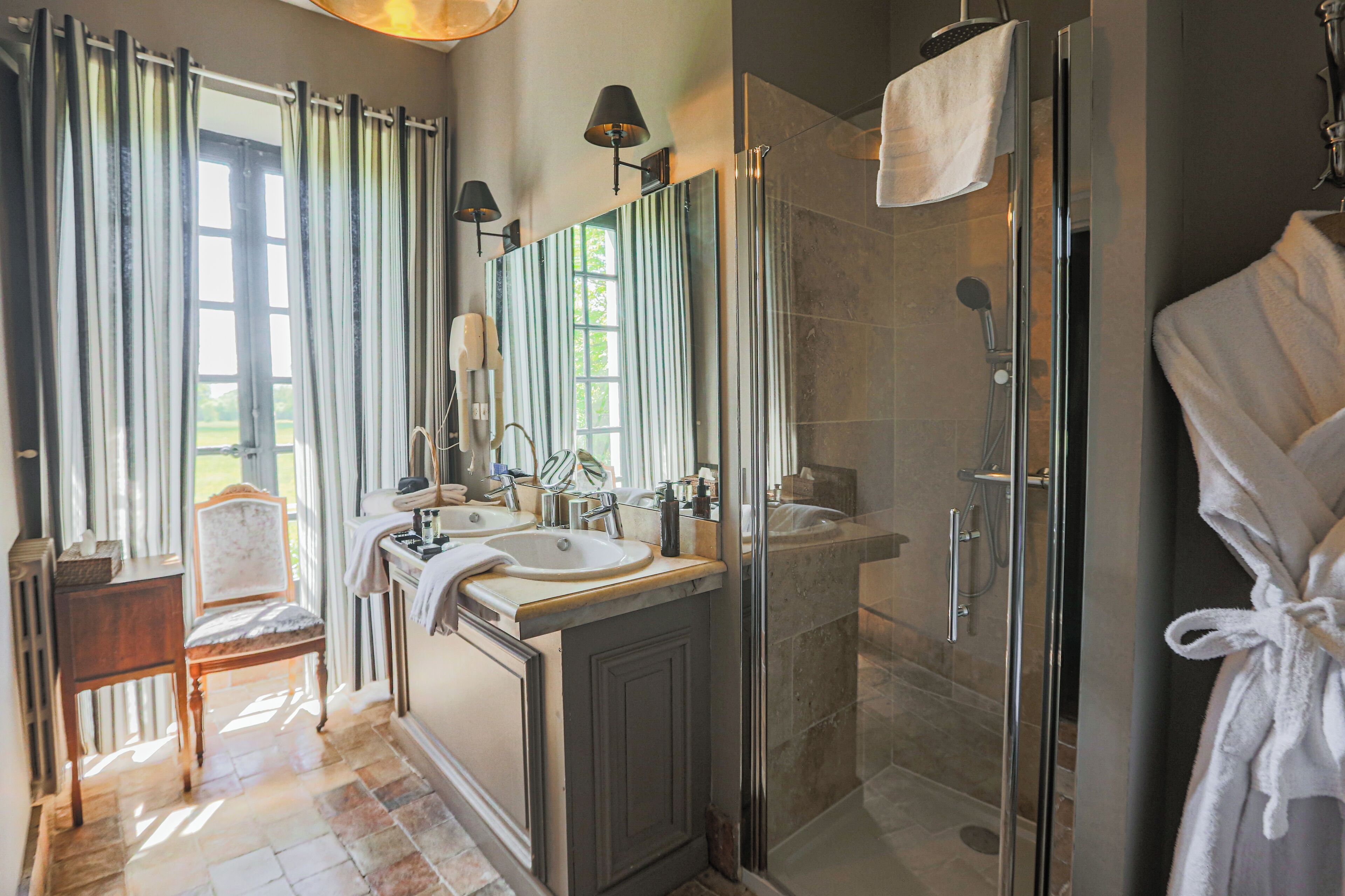 deluxe double or twin room | 3 bedrooms, in-room safe, desk, soundproofing