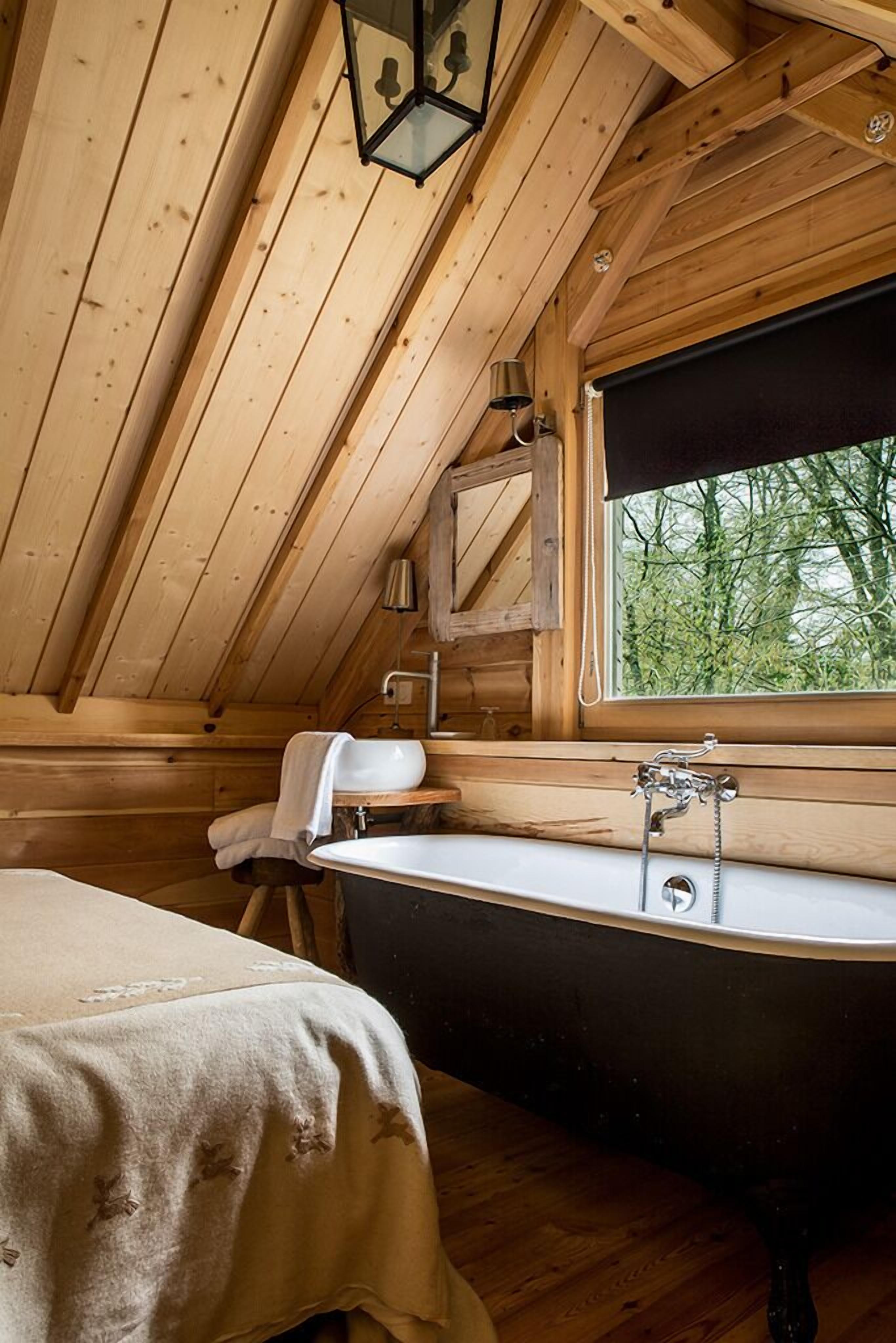 cabin lodge | 3 bedrooms, in-room safe, desk, soundproofing
