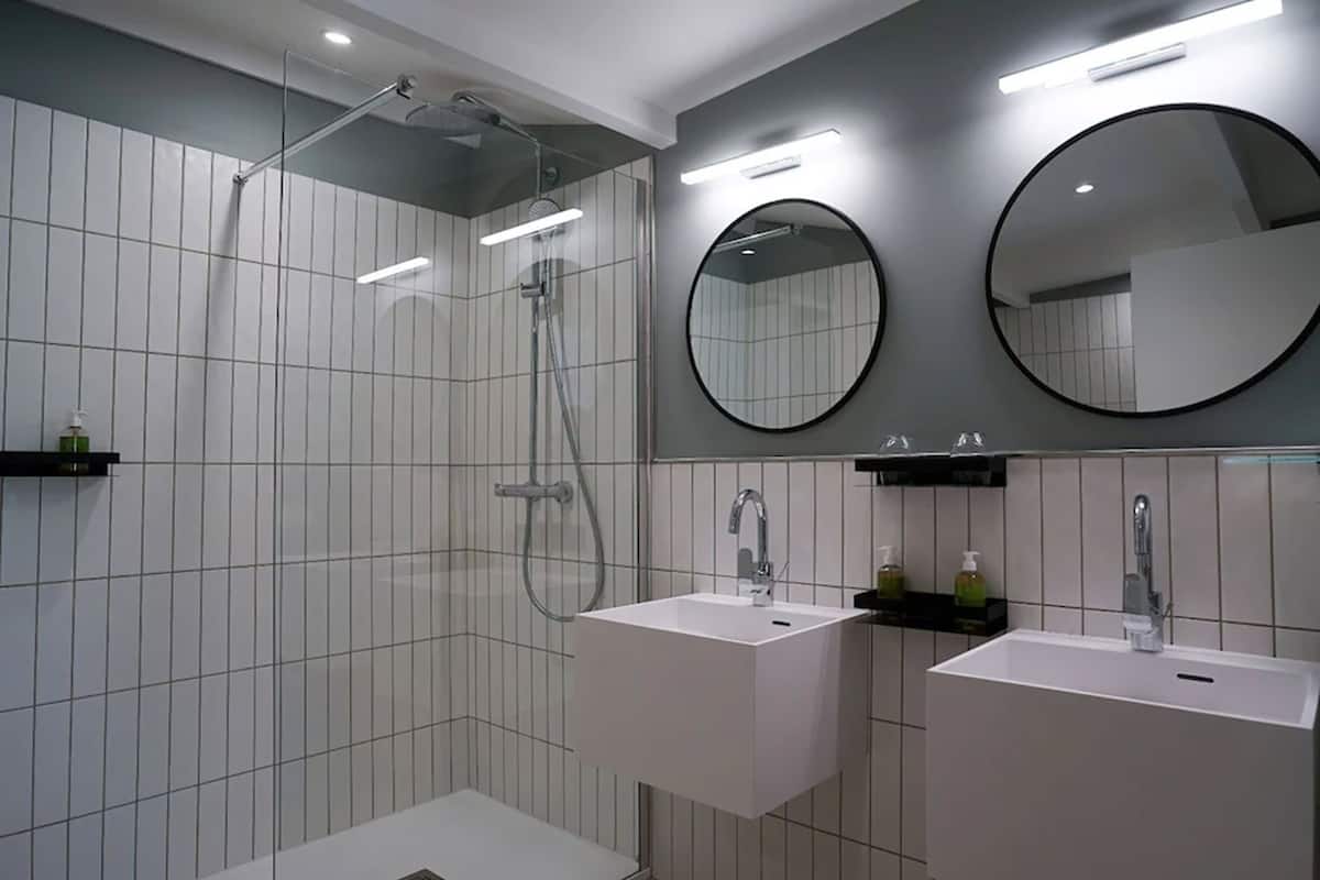 junior suite | bathroom | hair dryer, towels