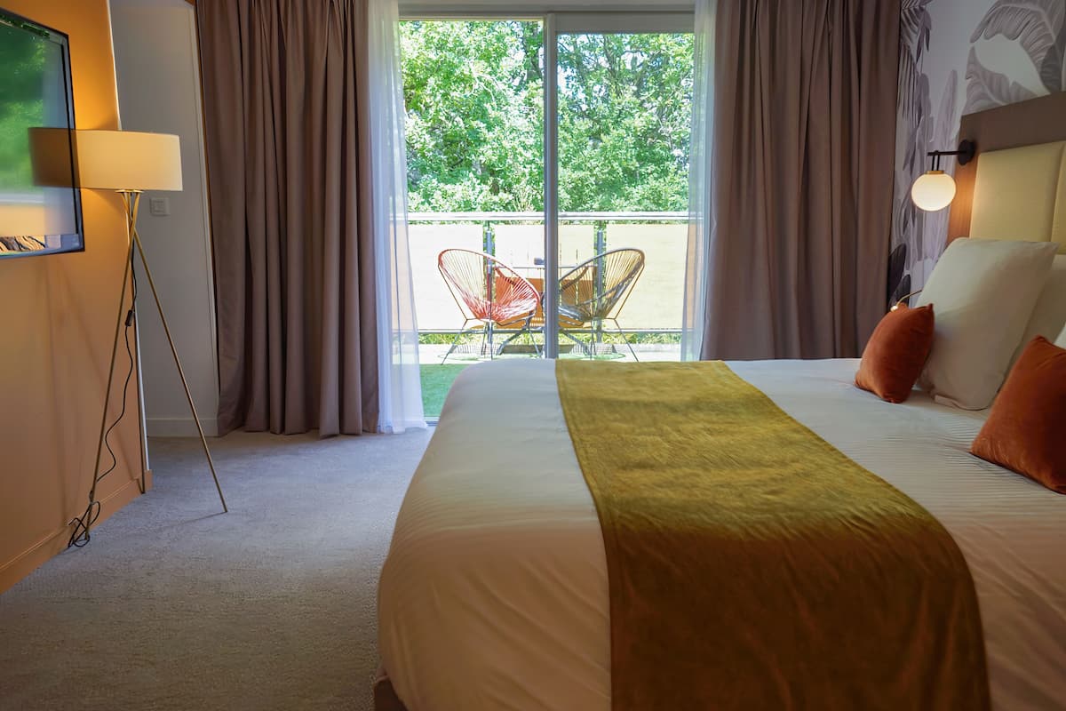 junior suite | 1 bedroom, laptop workspace, blackout curtains, iron/ironing board
