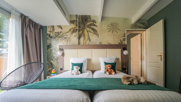 مساحة عمل للكمبيوتر المحمول وستائر تعتيم ومكواة/لوح كي