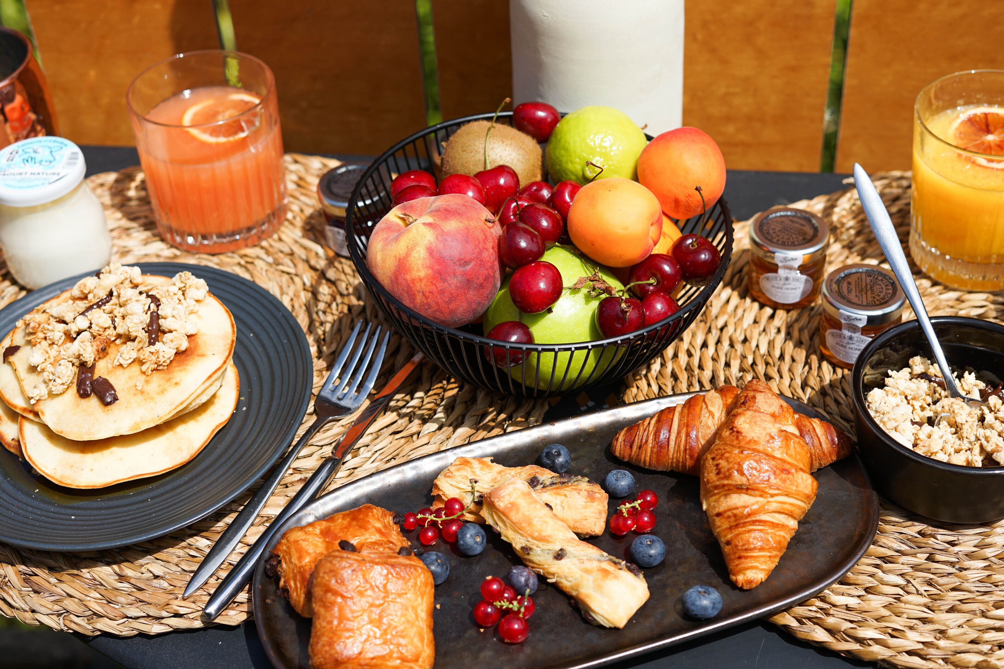 Petit déjeuner buffet (18 EUR par personne)