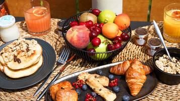 Café da manhã com buffet todos os dias (EUR 18 por pessoa)