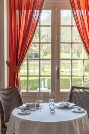 供應晚餐，法國料理，花園景觀