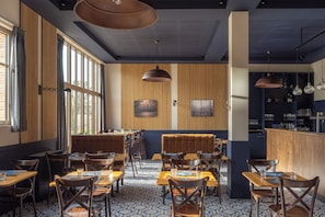 Se sirven cenas y cocina francesa; con vista al jardín