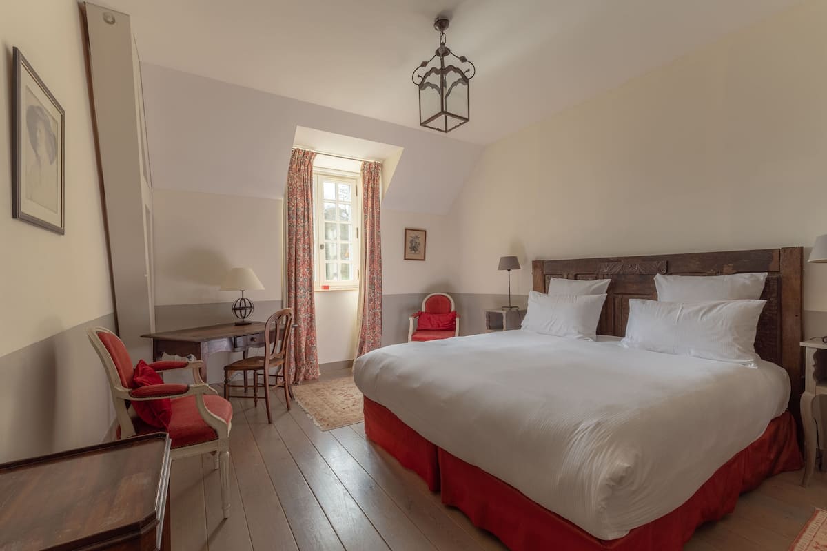 Suite familiale (Orangerie) | Literie de qualité, bureau, accès au Wi-Fi (inclus), literie fournie