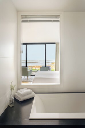 Terrasse Signature, vue Mer | Bathroom | Free toiletries, hair dryer, bathrobes, slippers - Hôtel Brittany & Spa (Roscoff)