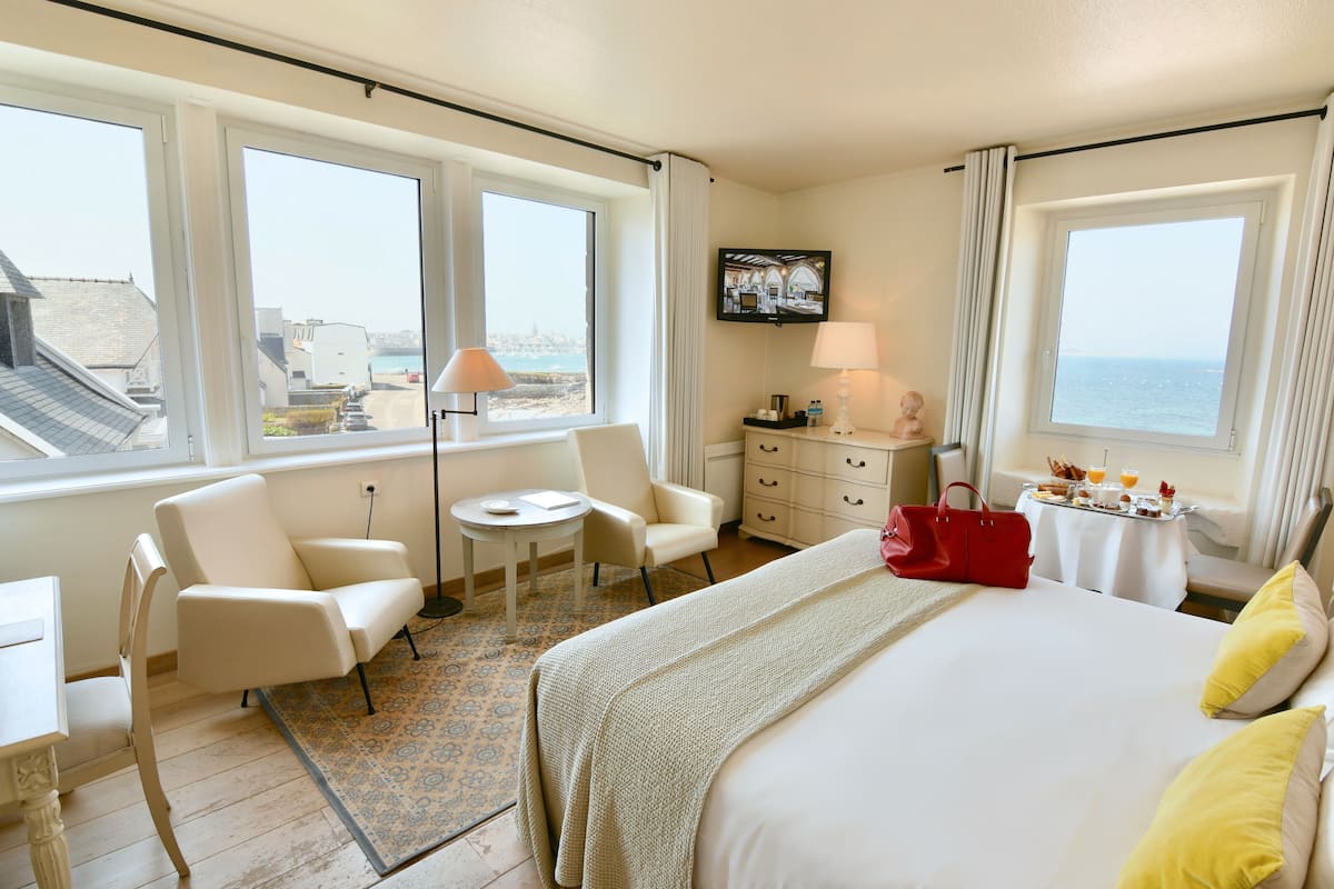 Habitación superior, vista al mar | Ropa de cama de alta calidad y caja de seguridad en la habitación