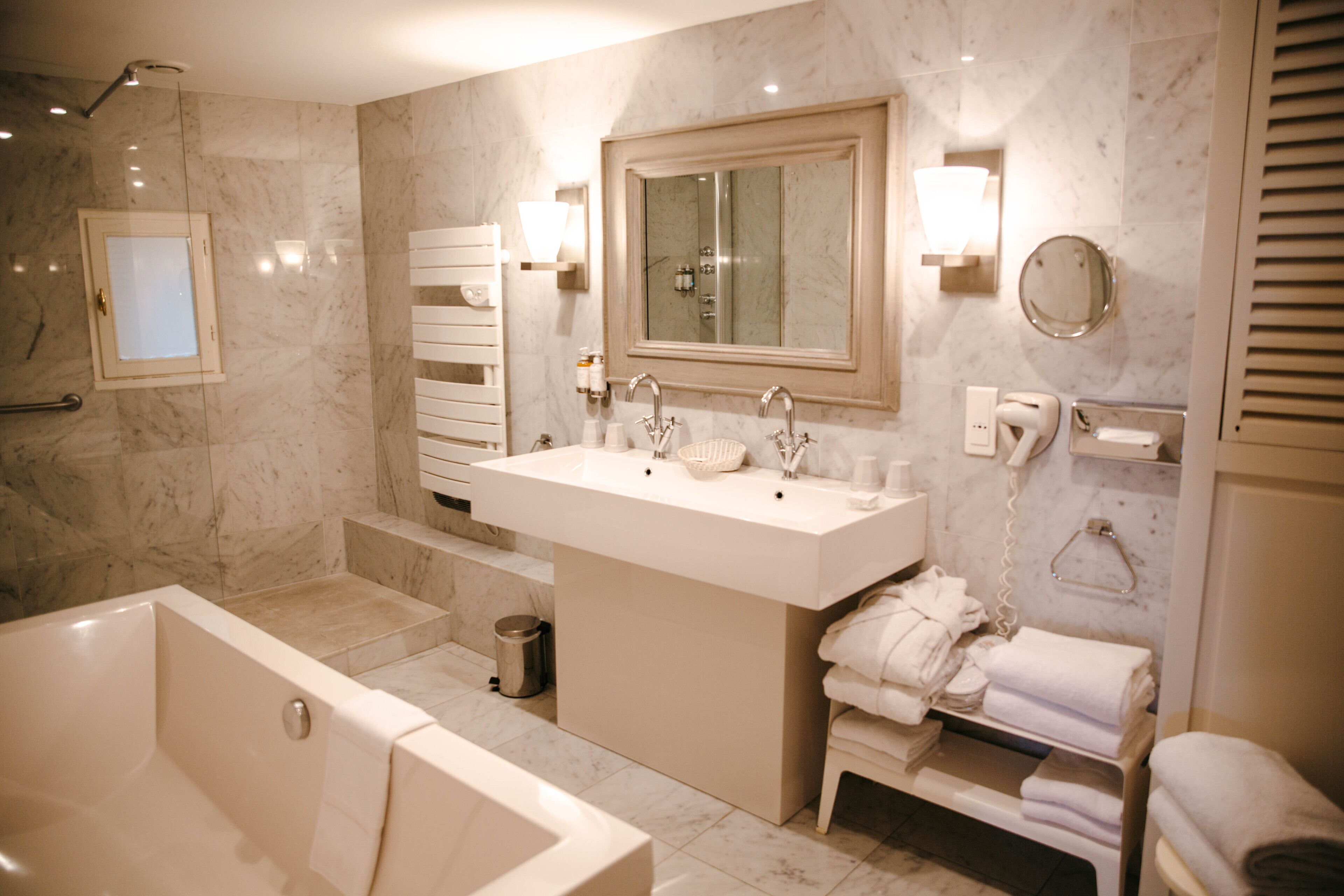 suite, sea, manor  | bathroom | free toiletries, hair dryer, bathrobes, slippers