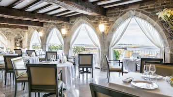 Aperto a colazione e cena, cucina francese, con vista sulla spiaggia 