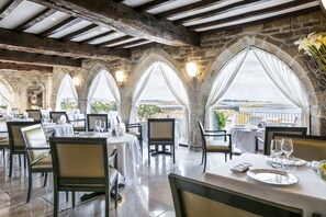 Petit-déjeuner et dîner servis sur place, vue sur la plage 