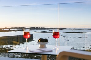 La Terrasse Suite Familiale, vue Mer | Terrace/patio - Hôtel Brittany & Spa (Roscoff)