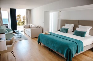 Ropa de cama de alta calidad y caja de seguridad en la habitación