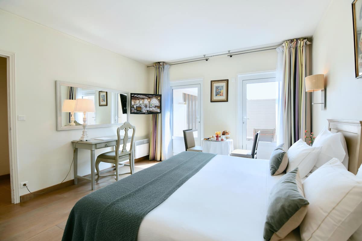 Habitación doble superior | Ropa de cama de alta calidad y caja de seguridad en la habitación