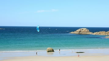 Una playa cerca, arena blanca