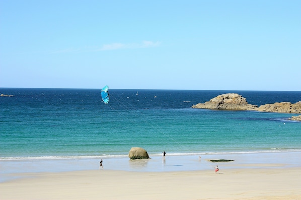 Ubicación cercana a la playa y arena blanca