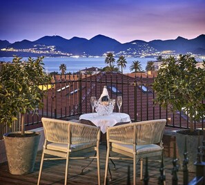 Outdoor dining - Hôtel de l'Olivier (Cannes)