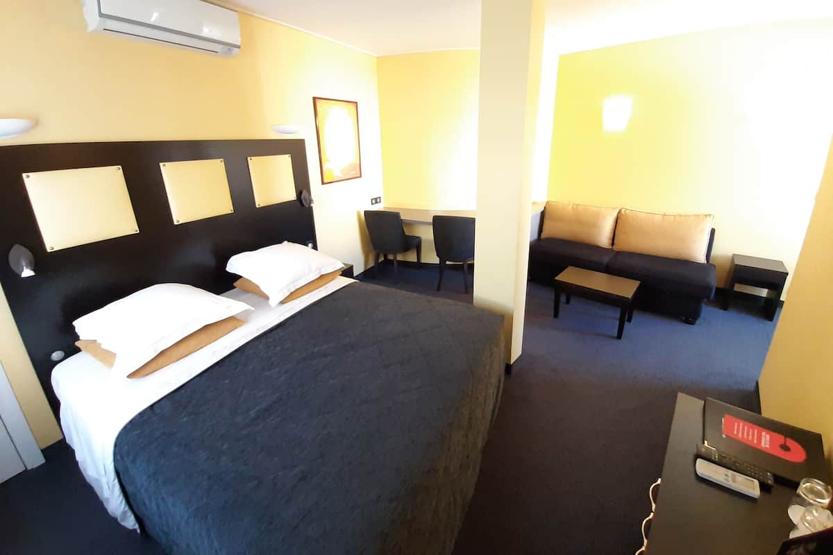 Junior suite | Luxe beddengoed, een kluis op de kamer, individueel gedecoreerd